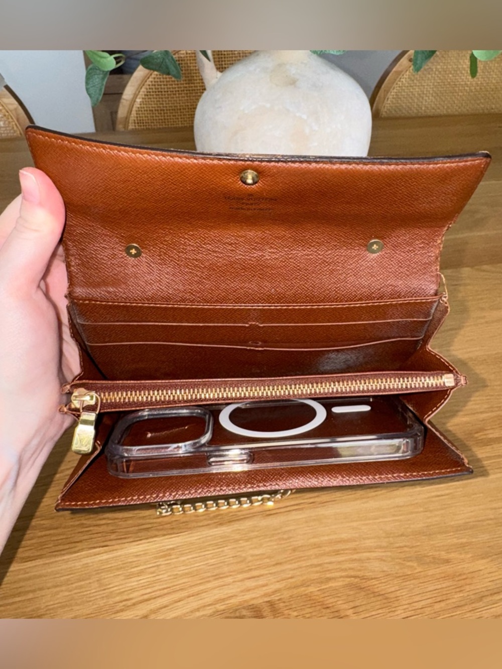 ✅AUTH✅Louis Vuitton Mono Sarah Wallet on a Chain - Picture 14 of 15
